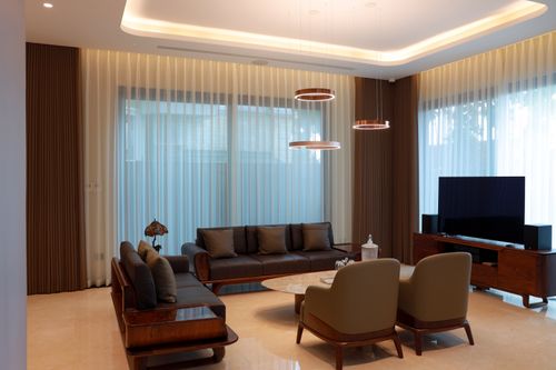 Free A spacious, elegant living room with modern furniture and stylish lighting. Stock Photo