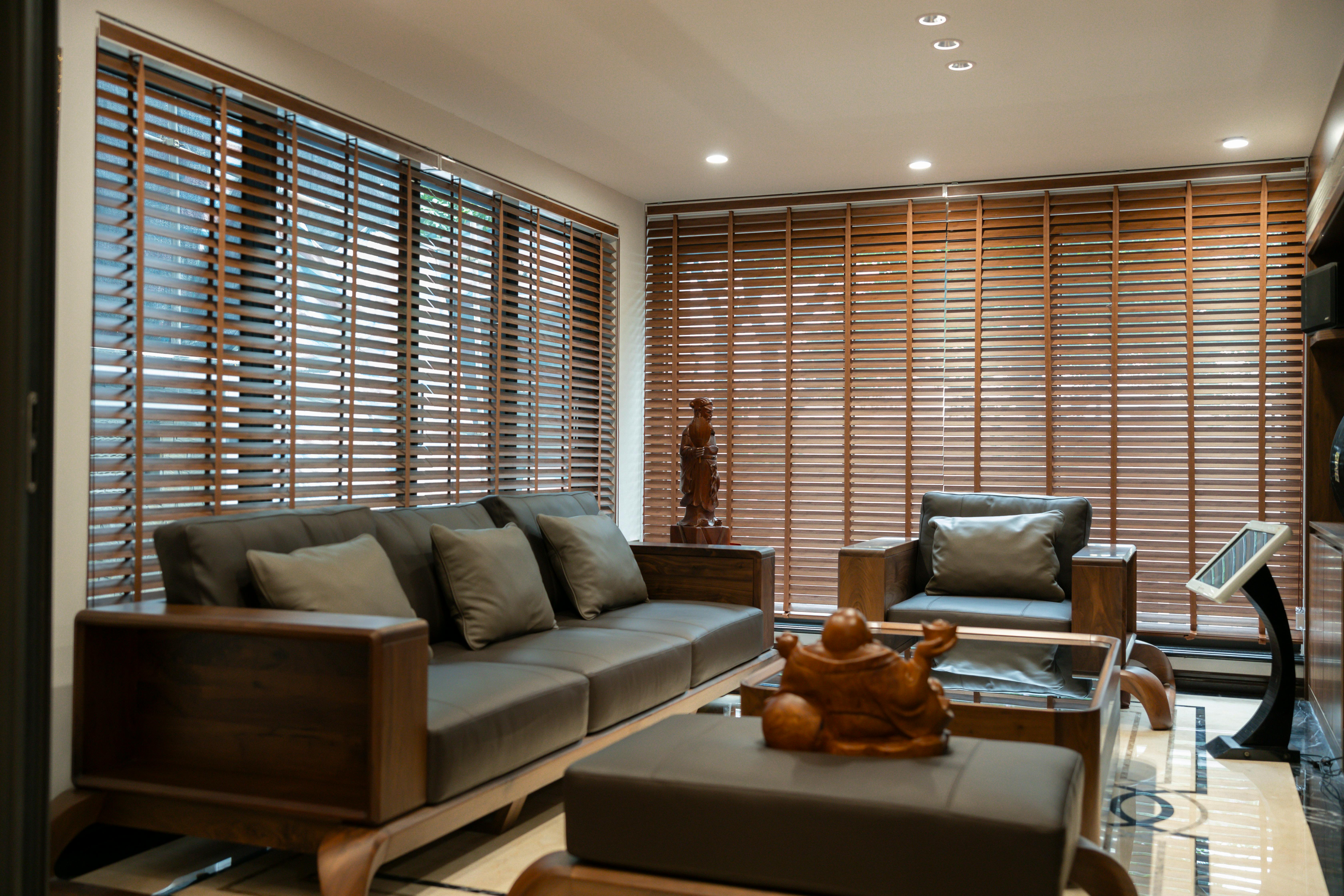 Small Western-style living room with wooden furniture and neutral decor