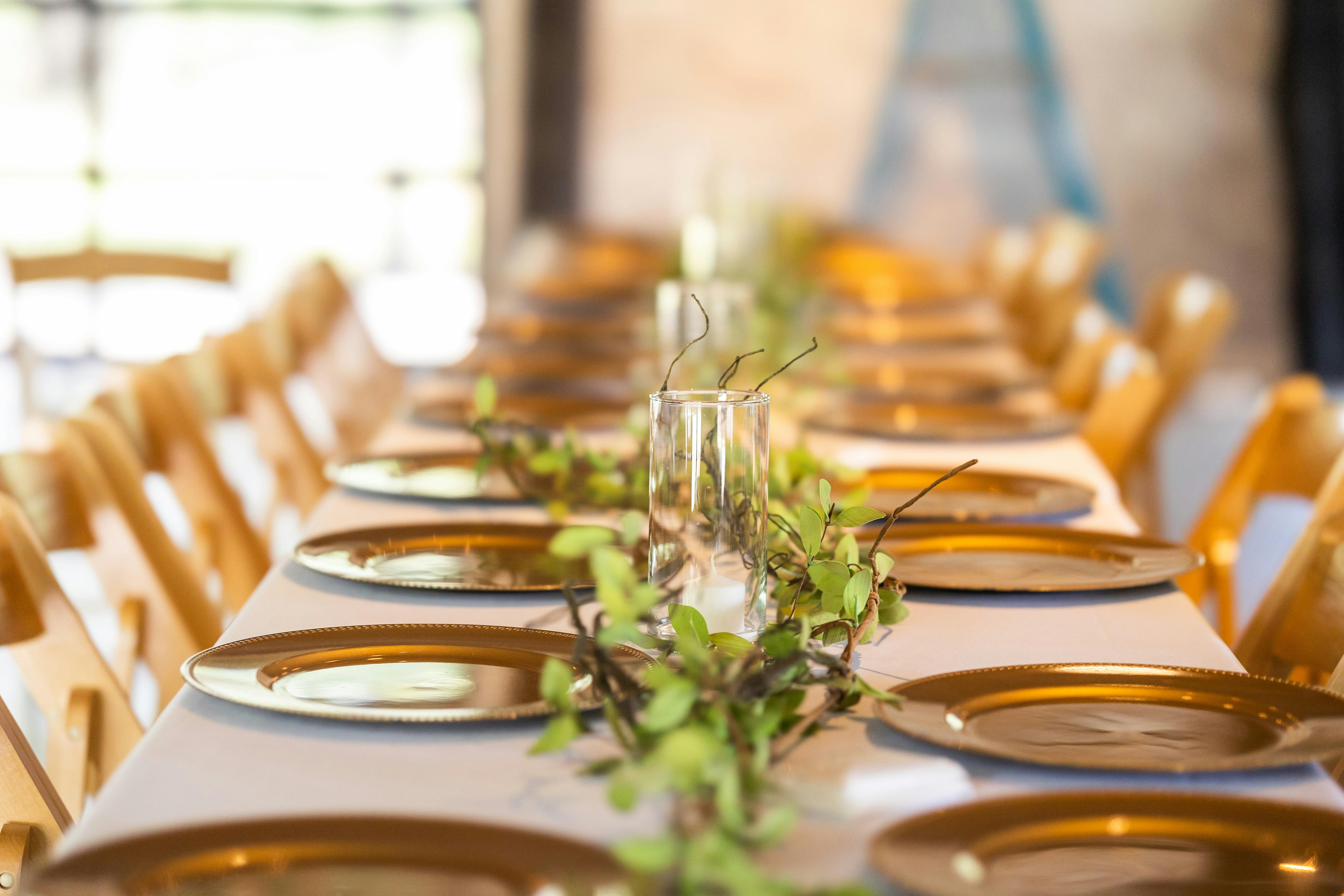 Detail eines Esszimmerstuhls mit ergonomischer Rückenlehne und Polsterung an einem Holztisch