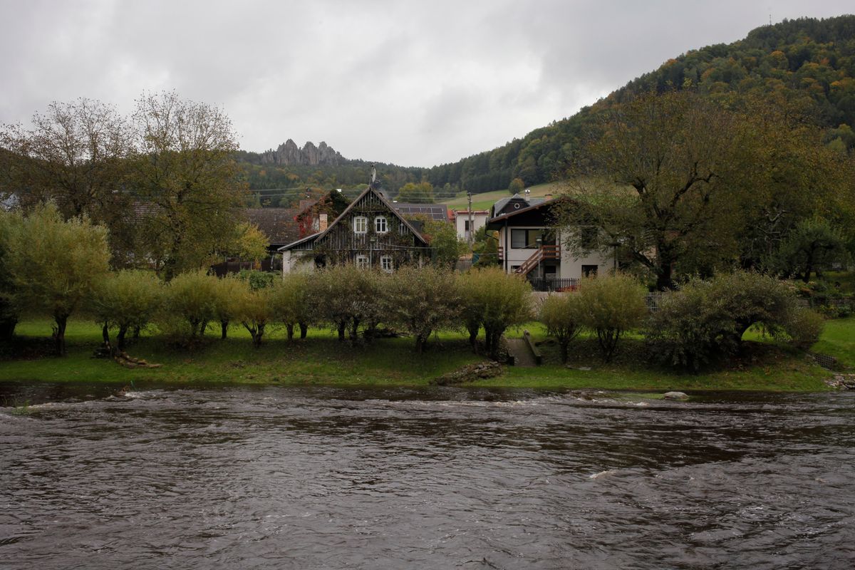 Sat cehesc pe malul unui râu, în culorile toamnei