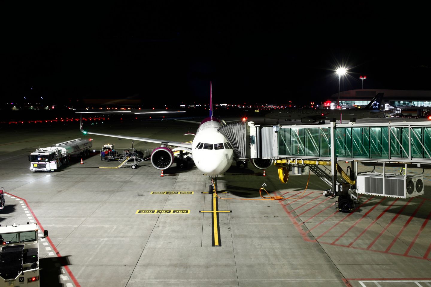 밤에 공항 터미널에 서 있는 여객기