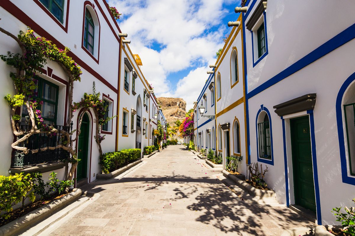 Puerto de Mogán - stradă mediteraneană cu flori și fațade albe
