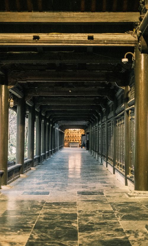 Free Explore the ornate design of a traditional wooden corridor with historical significance. Stock Photo