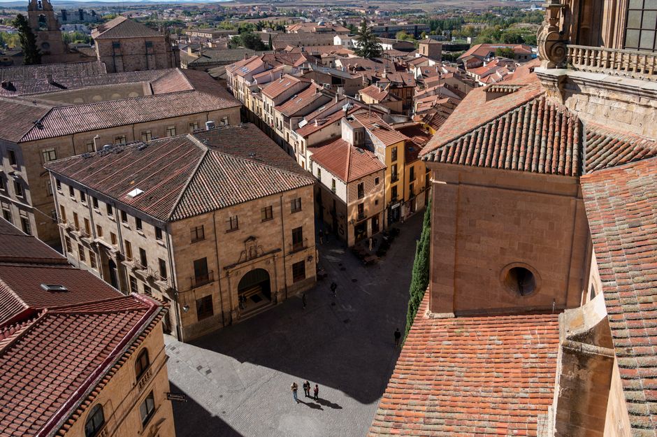 Cautivadora vista aérea del centro histórico de Salamanca que muestra su arquitectura tradicional.