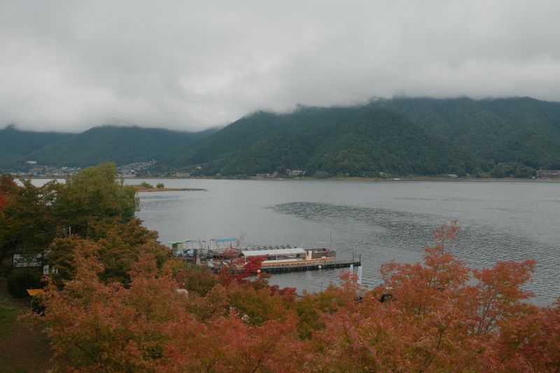 河口湖與楓紅的秋景