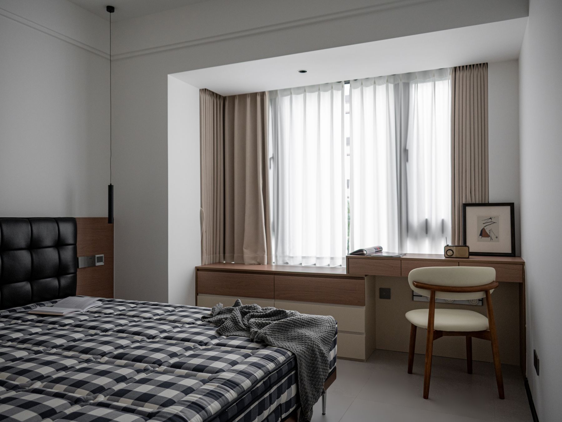 Painters and Decorators in Upper Norwood — clean edges cut in around trim and sockets