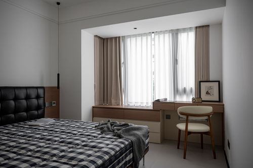 Free A modern minimalist bedroom with natural light and a cozy atmosphere. Stock Photo