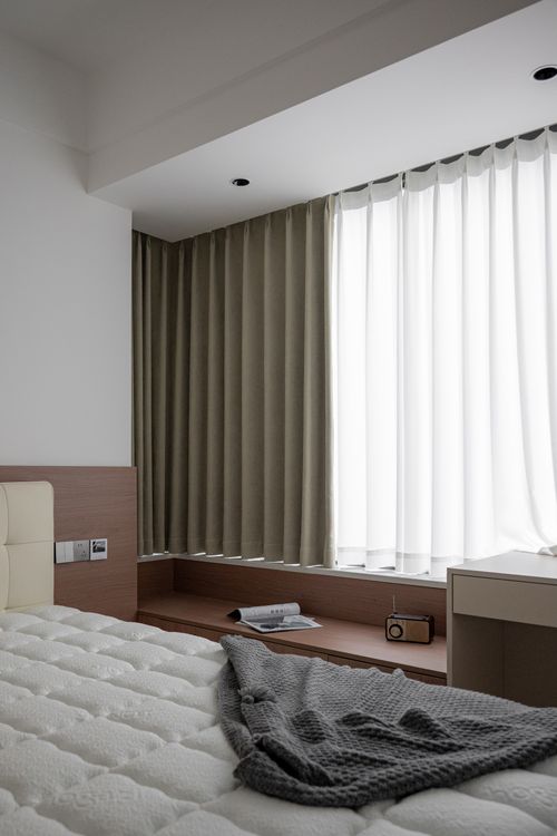 Free Elegant minimalist bedroom interior design with soft lighting and cozy atmosphere. Stock Photo