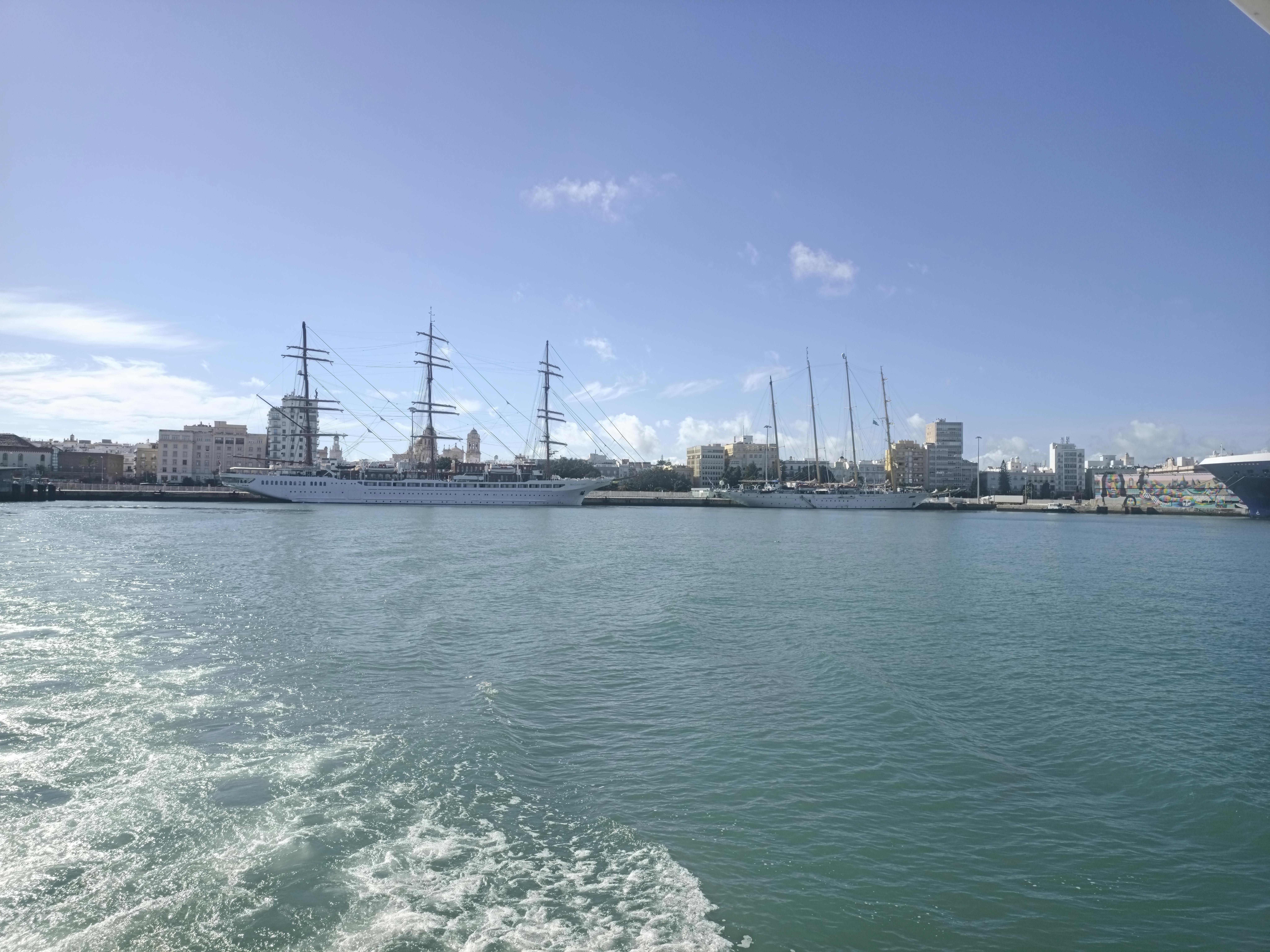 panorámica del buque en los puertos de Cádiz