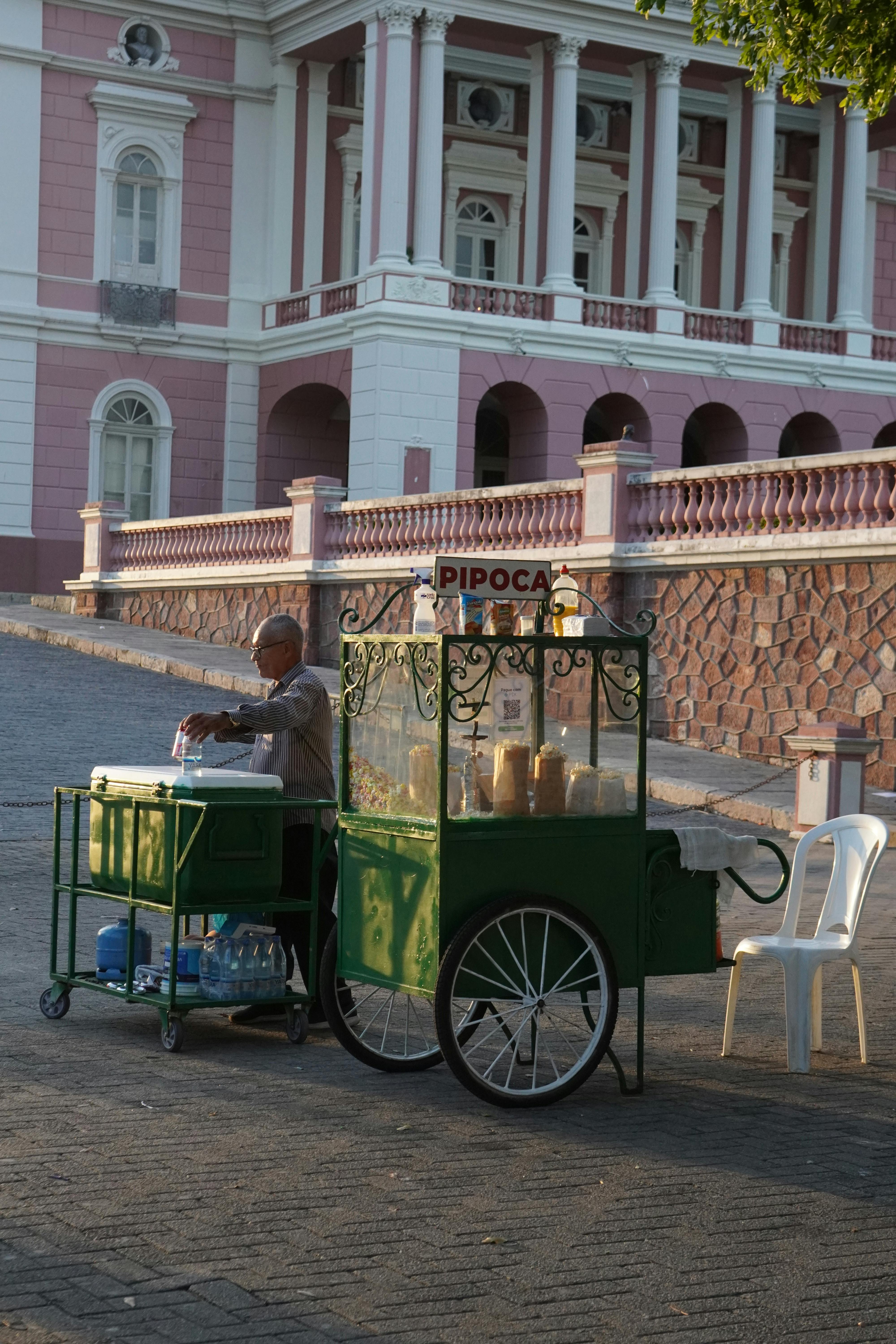 Gratuit Un vendeur de popcorn s'installe devant l'opéra historique de Manaus, au Brésil. Photos