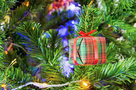 特写镜头中，装饰着格子礼物和闪烁灯光的圣诞树格外醒目