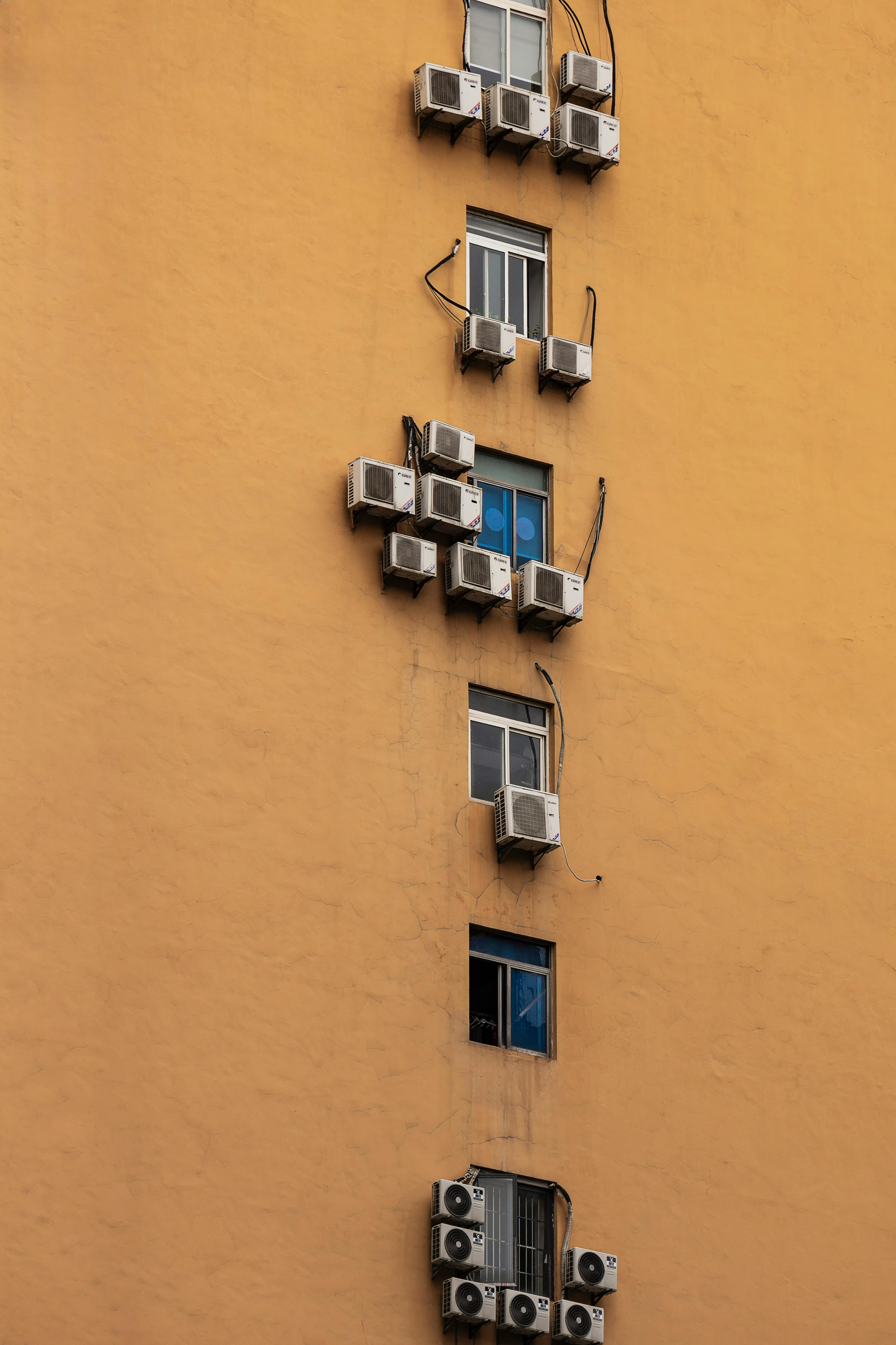 Gratis Vista Verticale Di Un Condominio Con Condizionatori D'aria Foto a disposizione