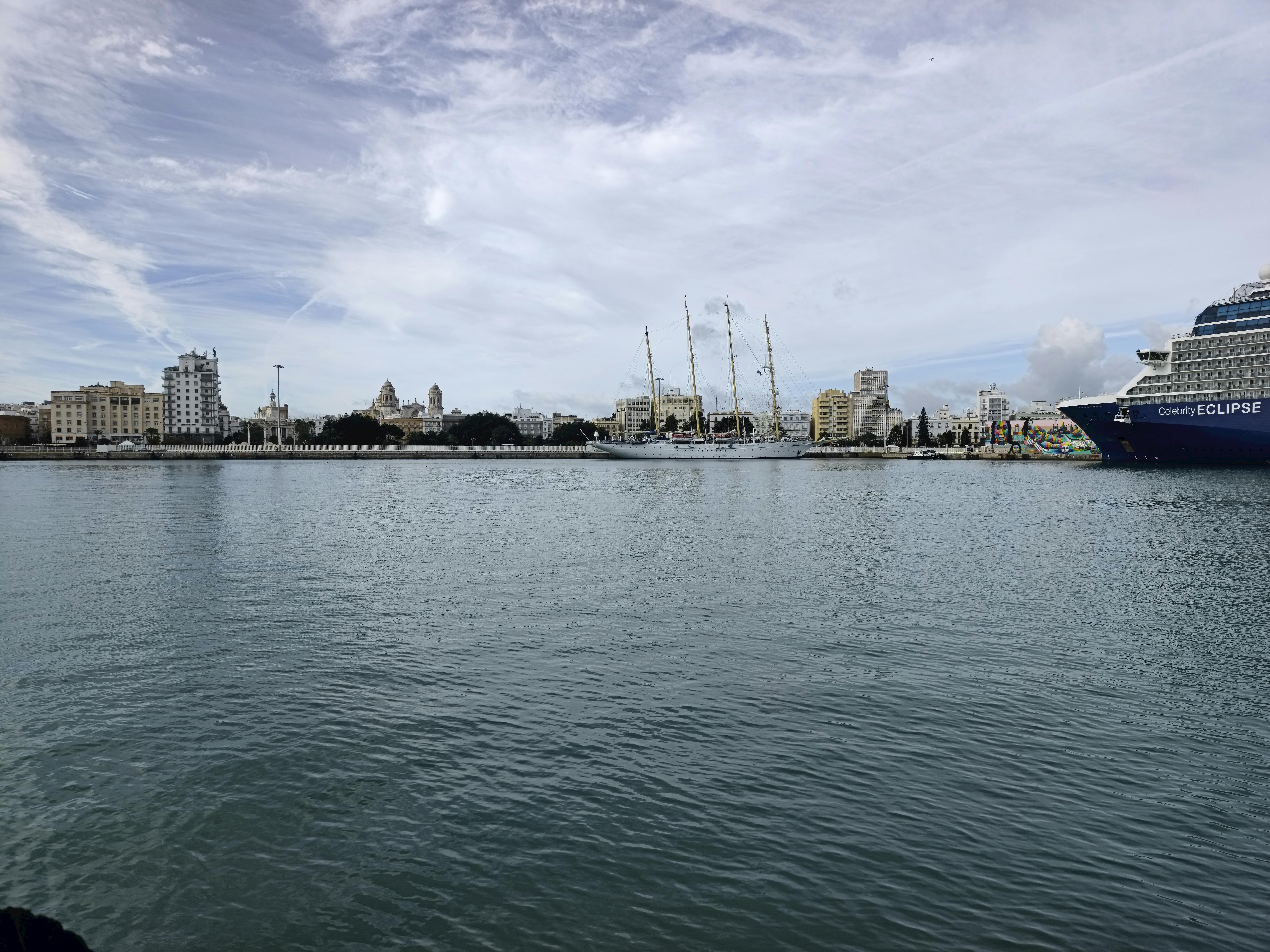 star flyer amarrado en el muelle de Cádiz