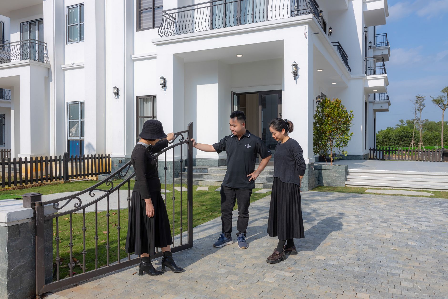 Nhân viên kiểm tra bảng điều khiển trí tuệ nhân tạo, màn hình hiển thị cảnh báo bảo mật dữ liệu