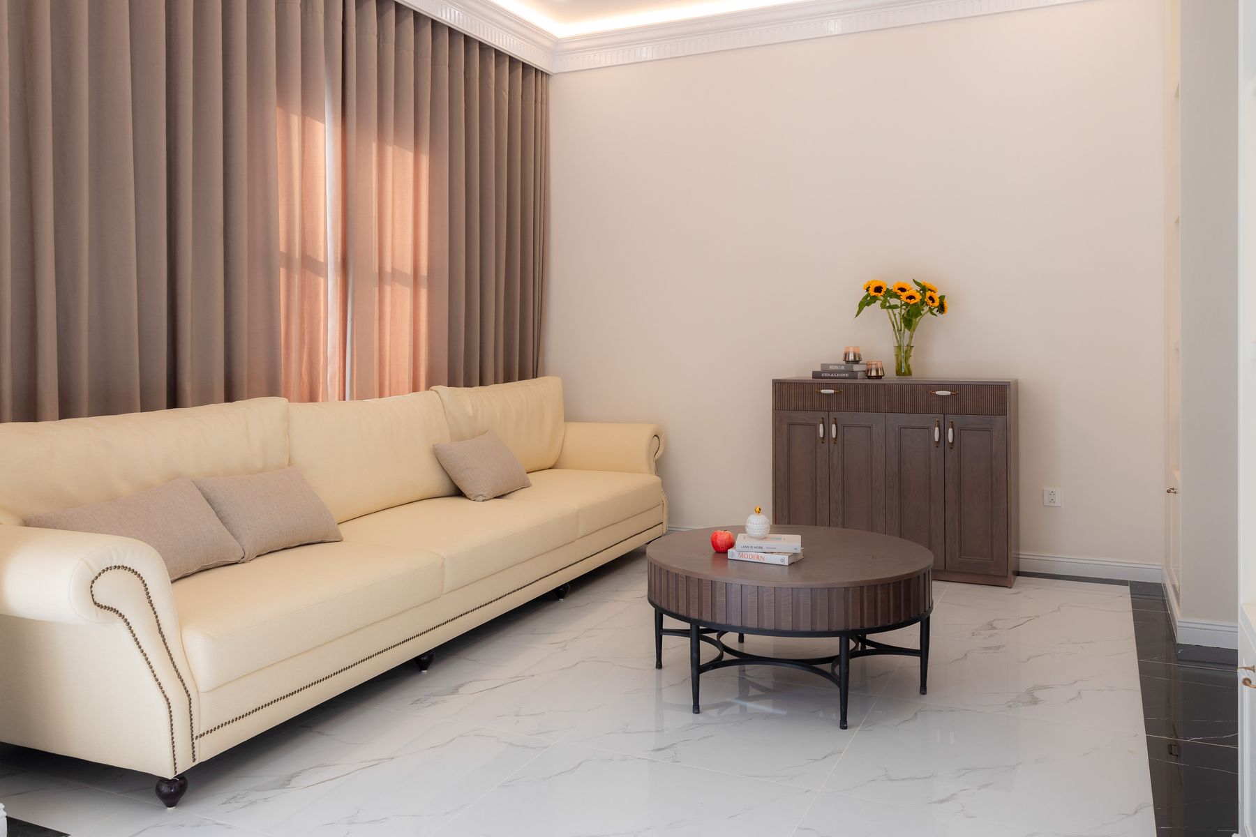 Salon contemporain beige avec mobilier sculptural