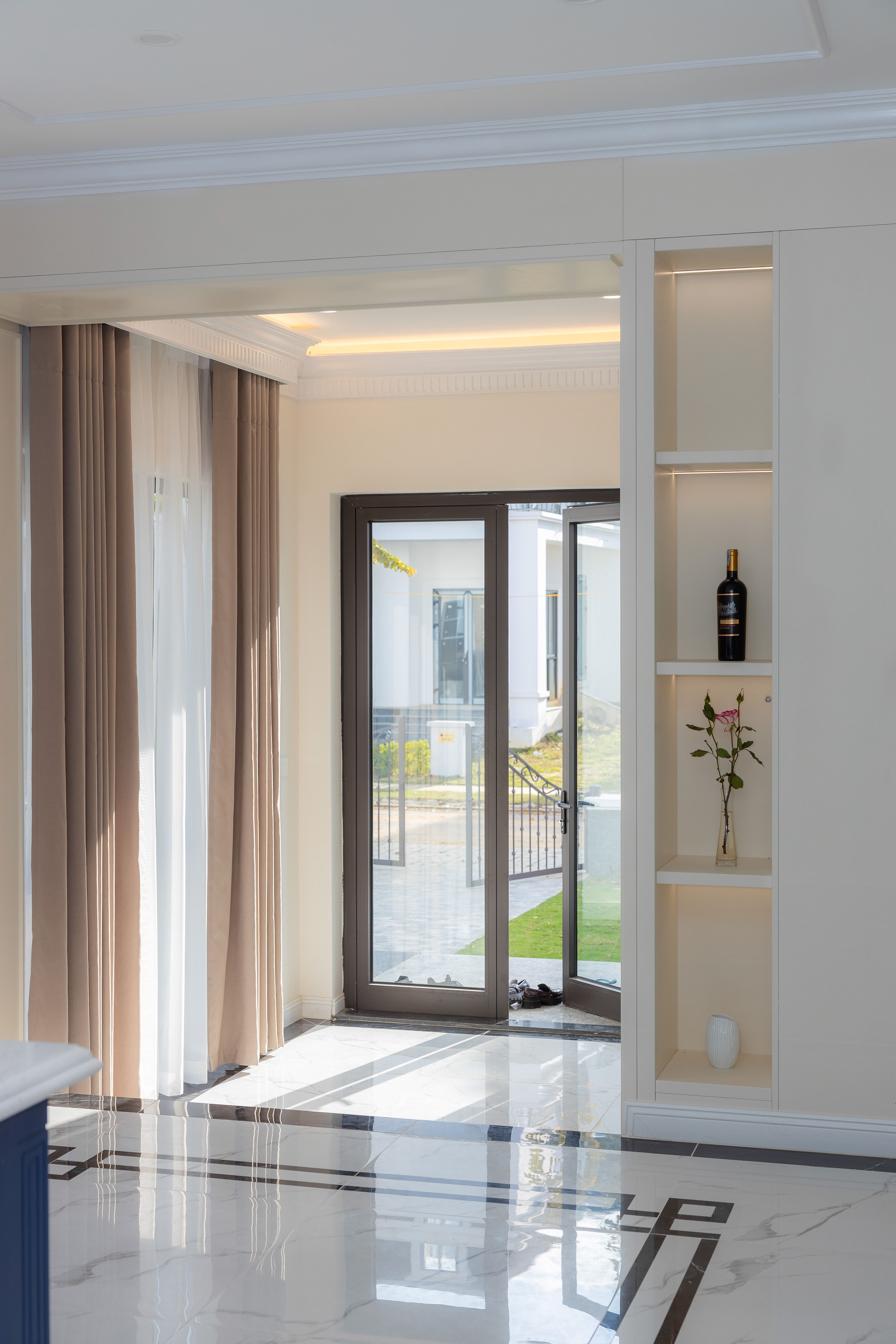 Maison moderne lumineuse avec baies vitrées de grand format