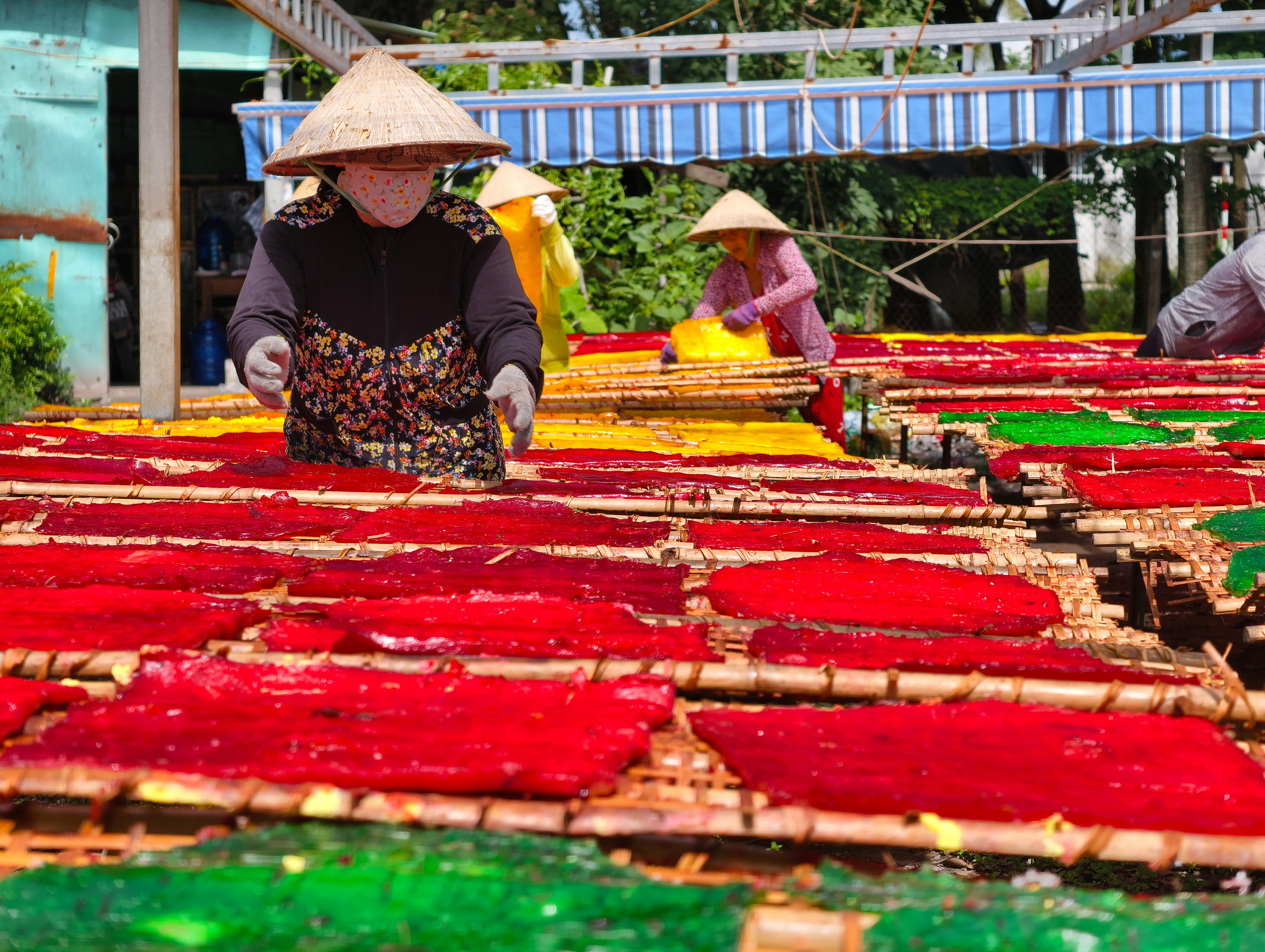 Traditional Vietnamese Rice Paper Drying Process · Free Stock Photo