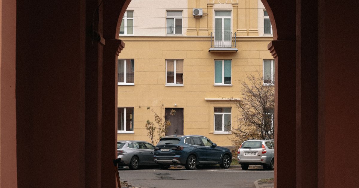Angel Way Urban archway view of residential building · Free Stock Photo