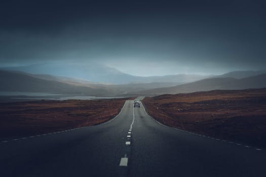 探索开放的高速公路，沿途山景令人惊叹，非常适合旅行和冒险爱好者