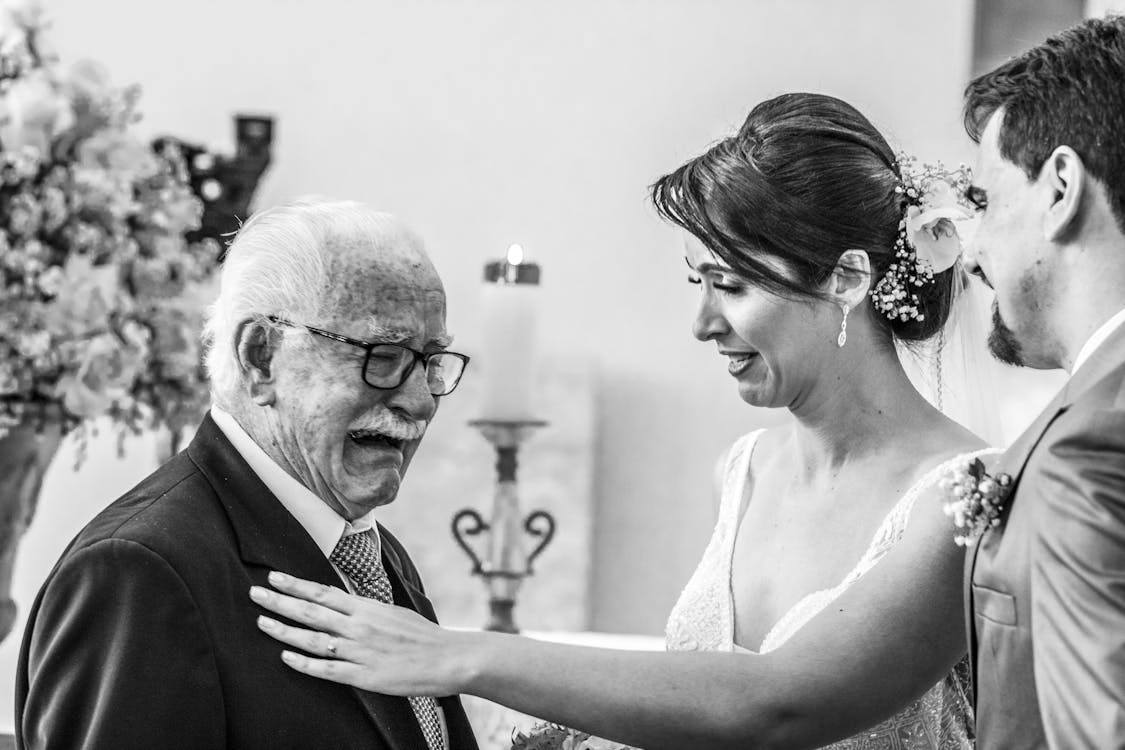 Homme Qui Pleure Devant Un Couple Nouvellement Marié