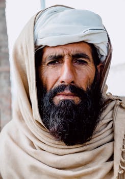 巴基斯坦费萨拉巴德一位戴头巾、留胡须男子的严肃肖像