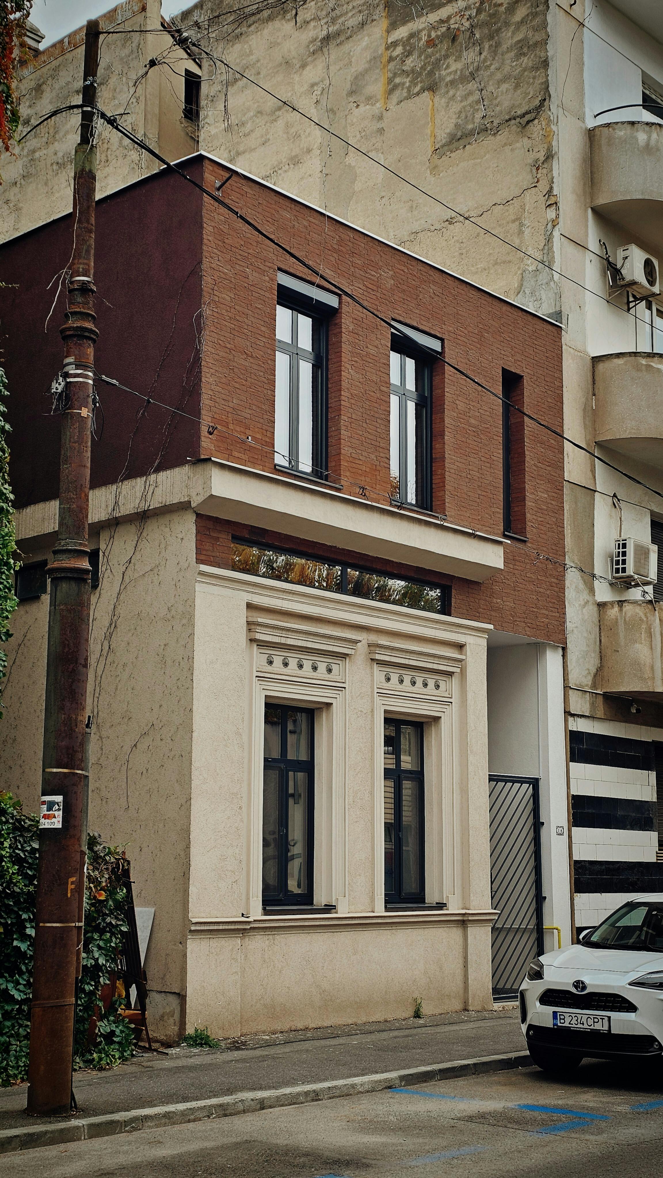 Discover the classic architectural style of Bucharest in this street view.