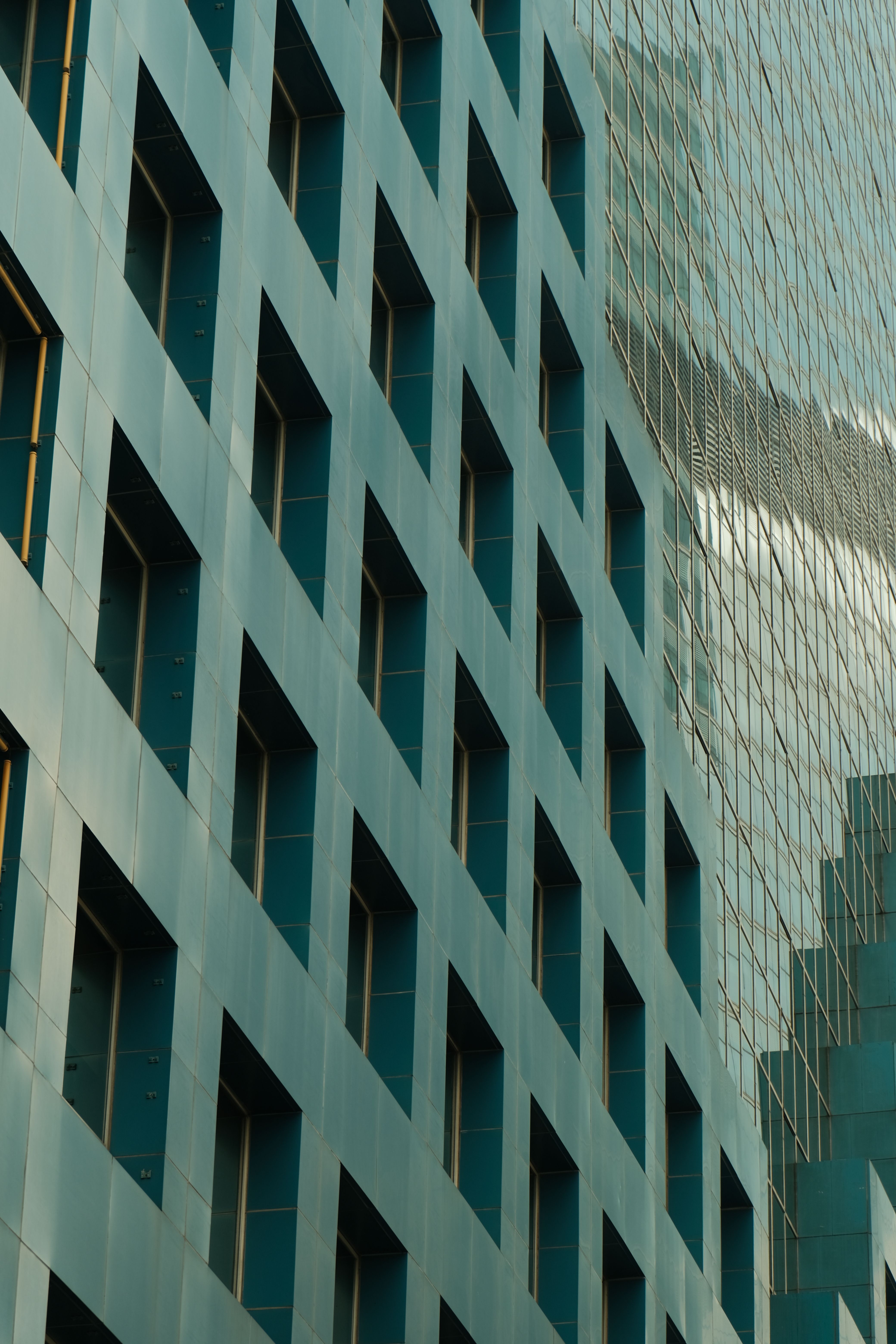 Modern Glass Building with Reflective Facade · Free Stock Photo