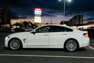 Pearl white sedan — photo by Kostiantyn Zavhorodnii on Pexels