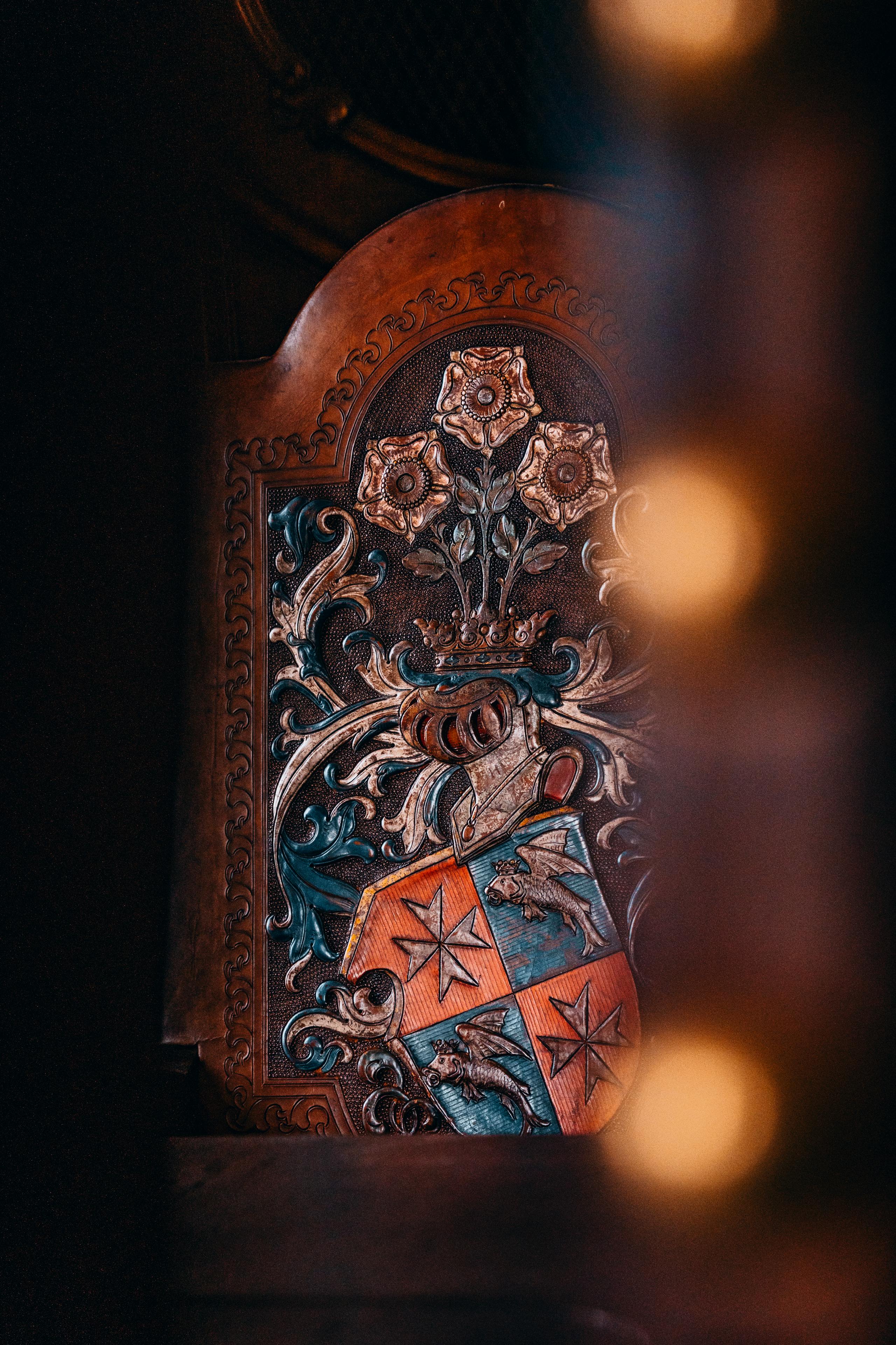 Gratuit Prim-plan detaliat al unei steme istorice din interiorul unui castel polonez, cu sculpturi ornamentate. Fotografie de stoc