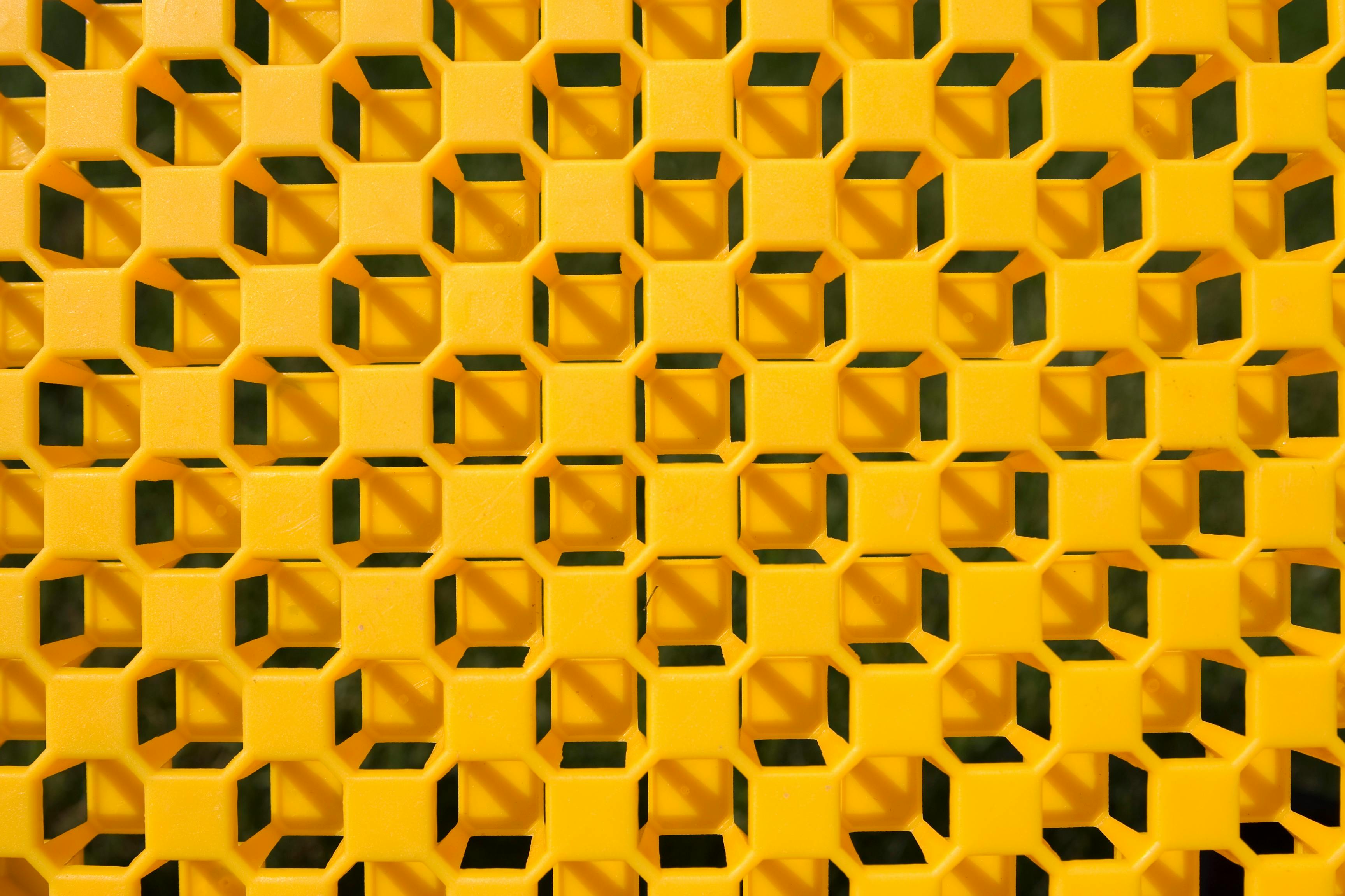 Bezpłatne Intensywny żółty wzór geometryczny składający się z powtarzających się kształtów sześcianów tworzy uderzający efekt wizualny. Zdjęcie z galerii