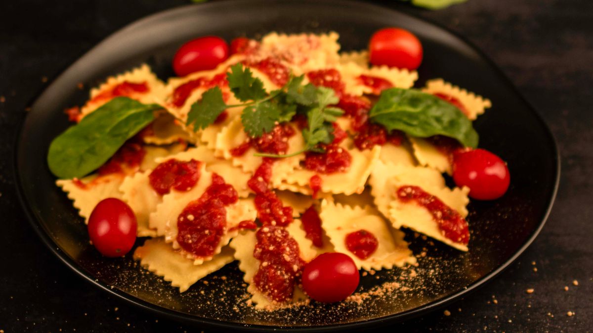 Pasta with tomato sauce and spinach