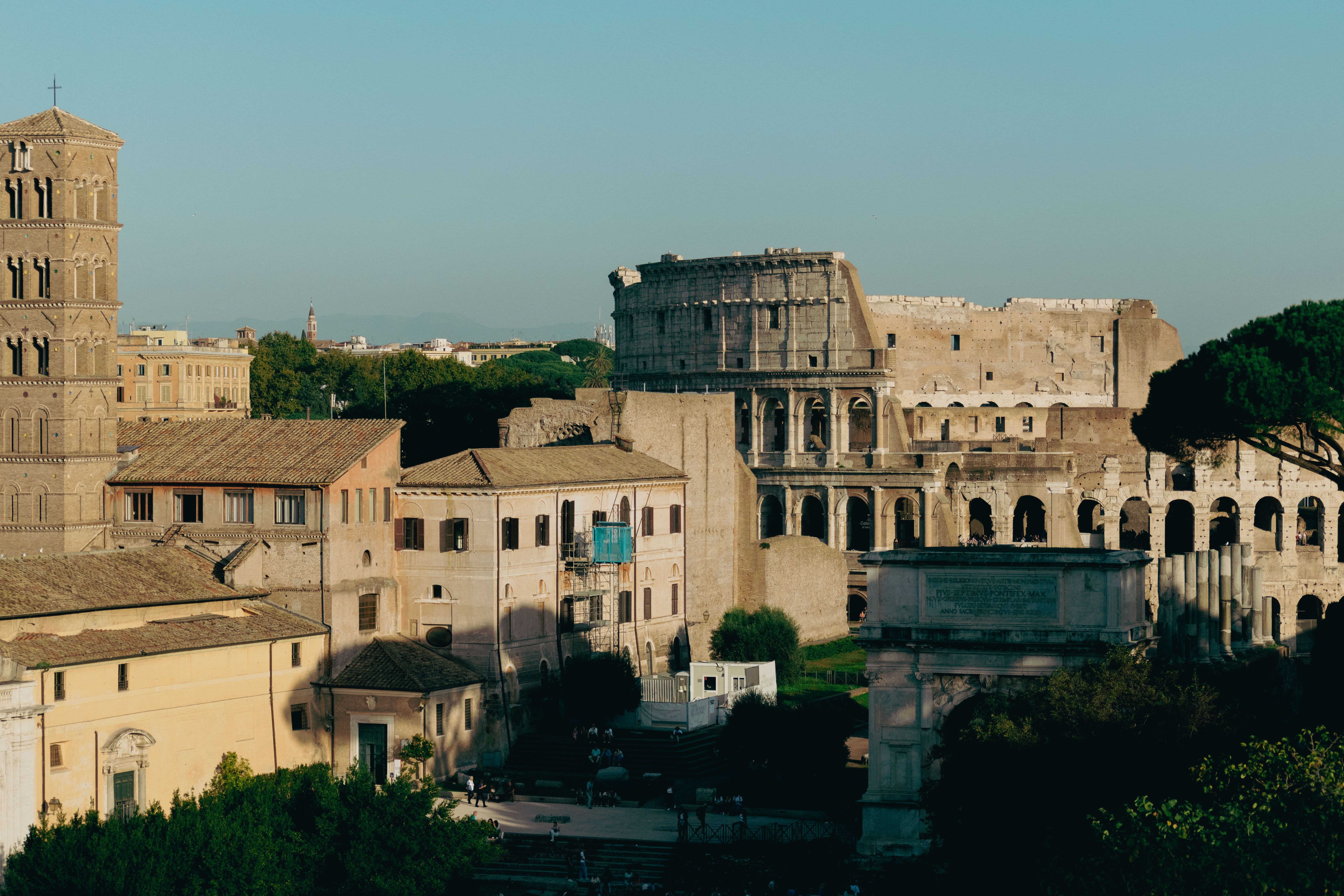 Explore Ancient Rome's Iconic Colosseum and Architecture · Free Stock Photo