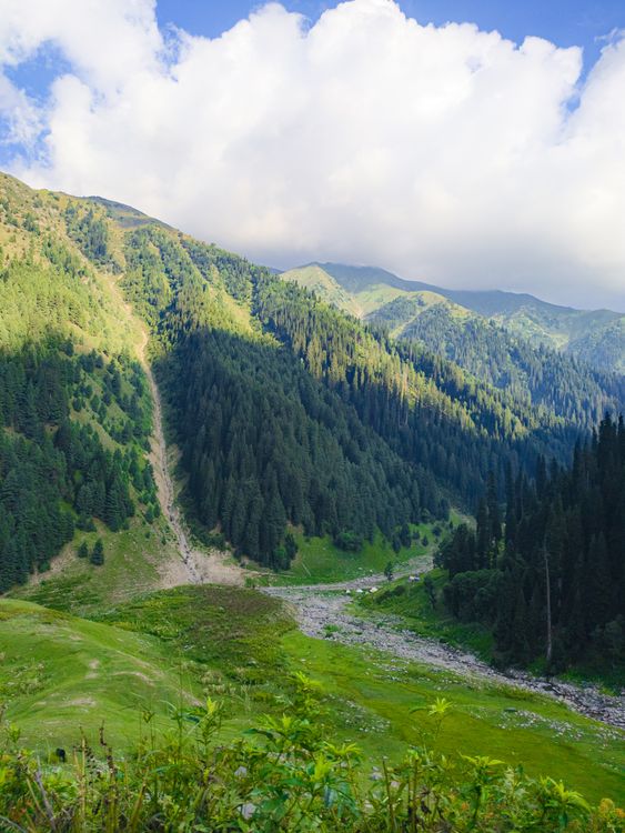 Scenic Mountain Valley Landscape View · Free Stock Photo
