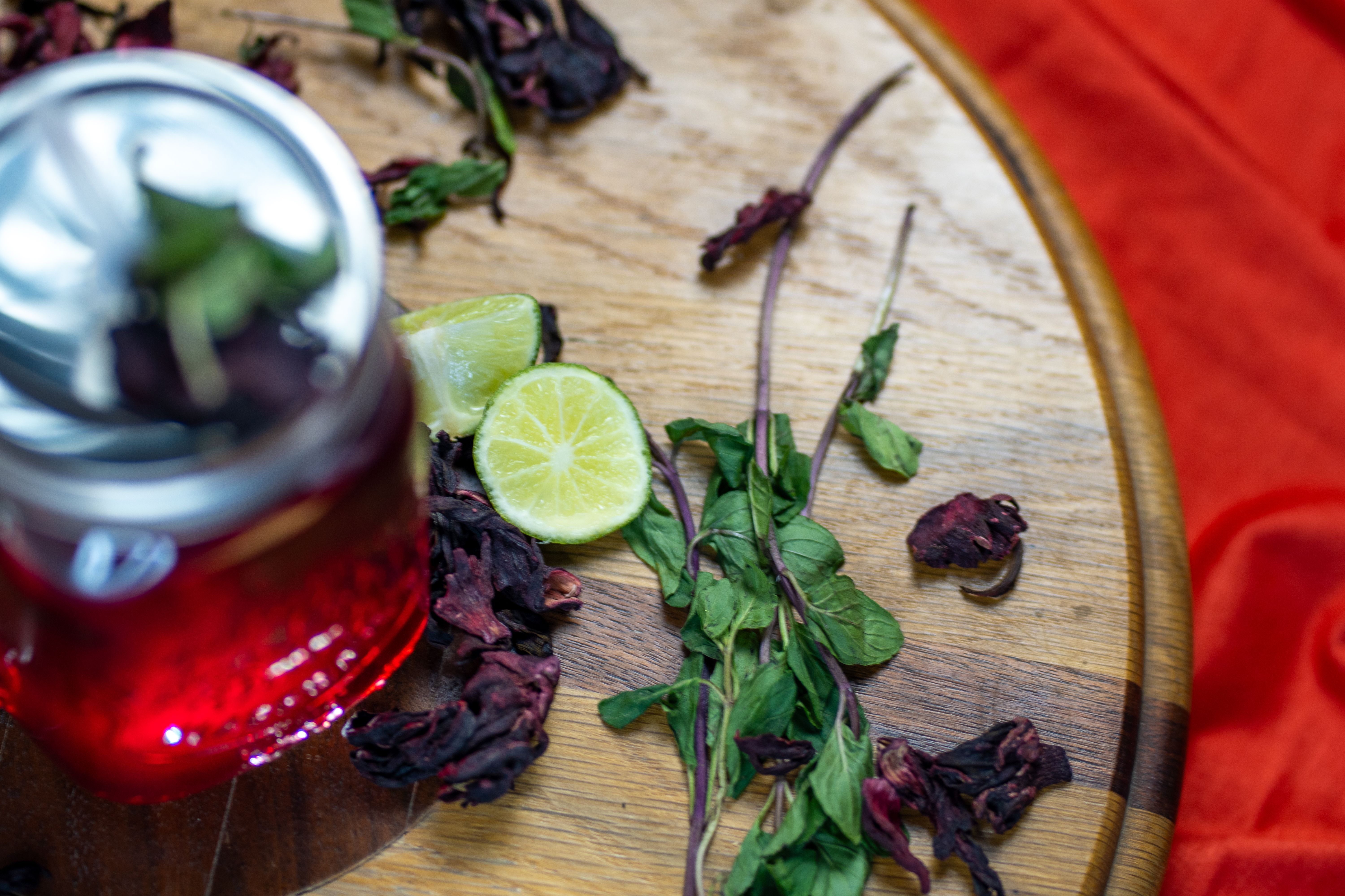 Preparation of hibiscus tea with orange slices