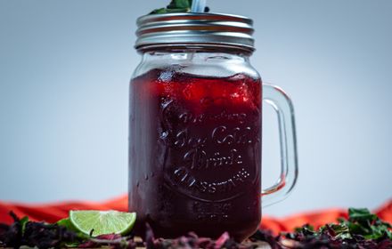 Jus de canne à sucre et hibiscus (karkadé).