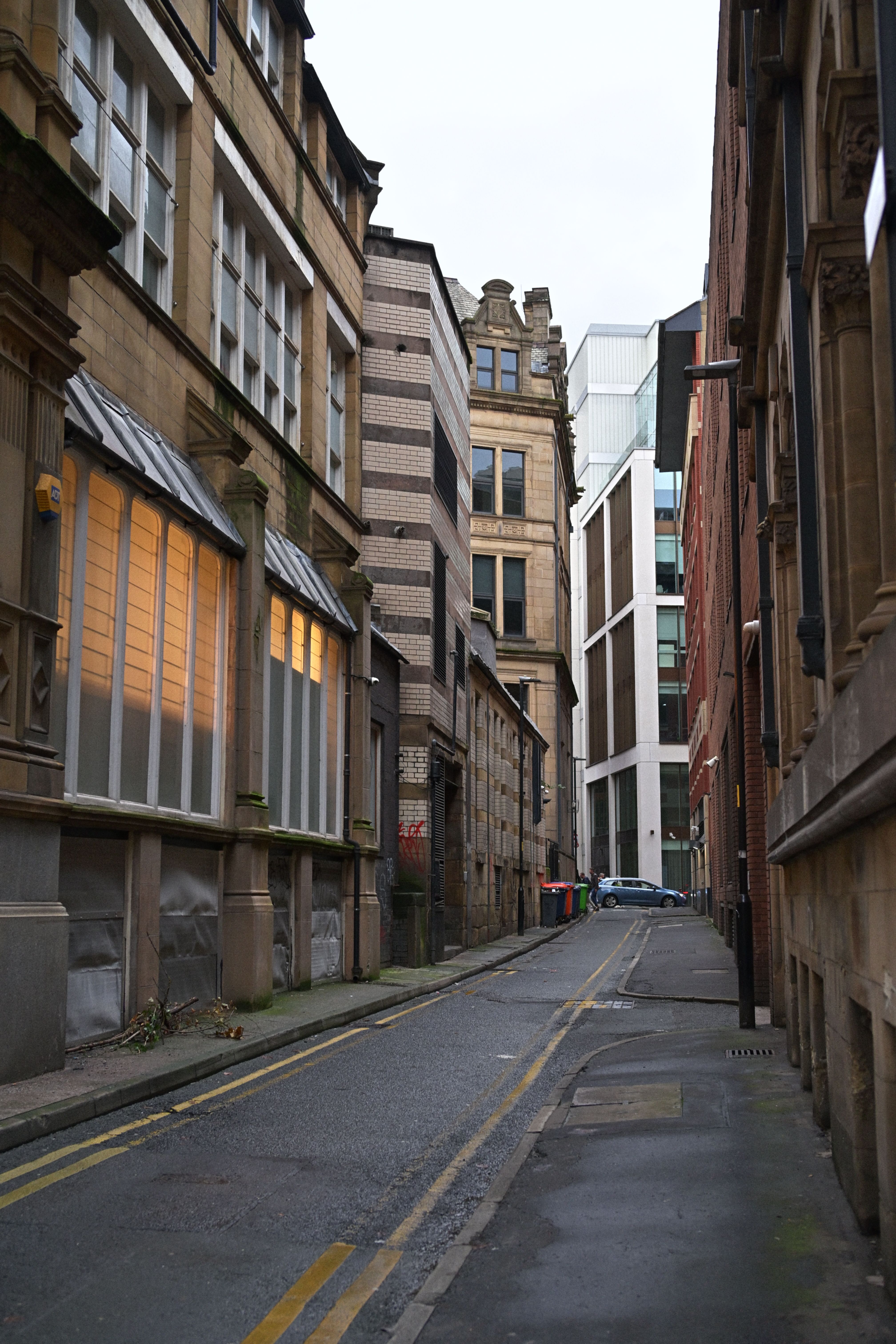 Narrow Urban Alleyway with Historic Architecture · Free Stock Photo