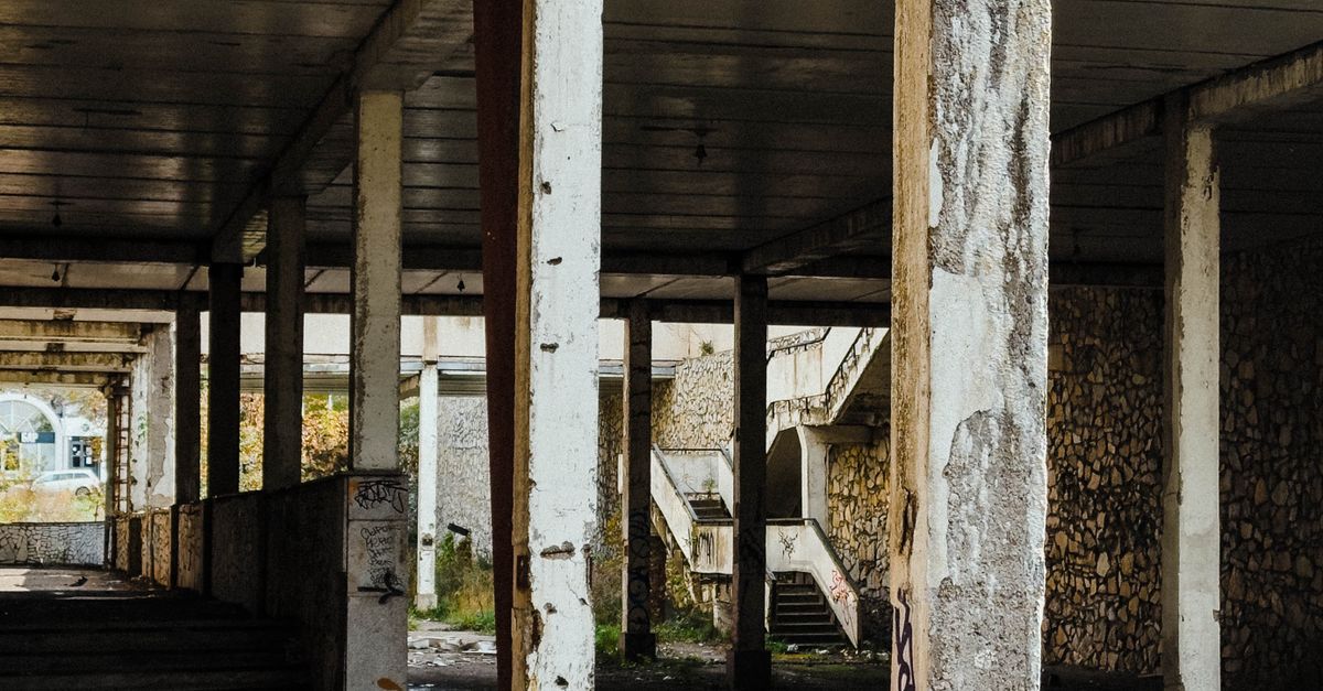 Desolate Building Desolate Abandoned Building with Cracked Pillars · Free Stock Photo