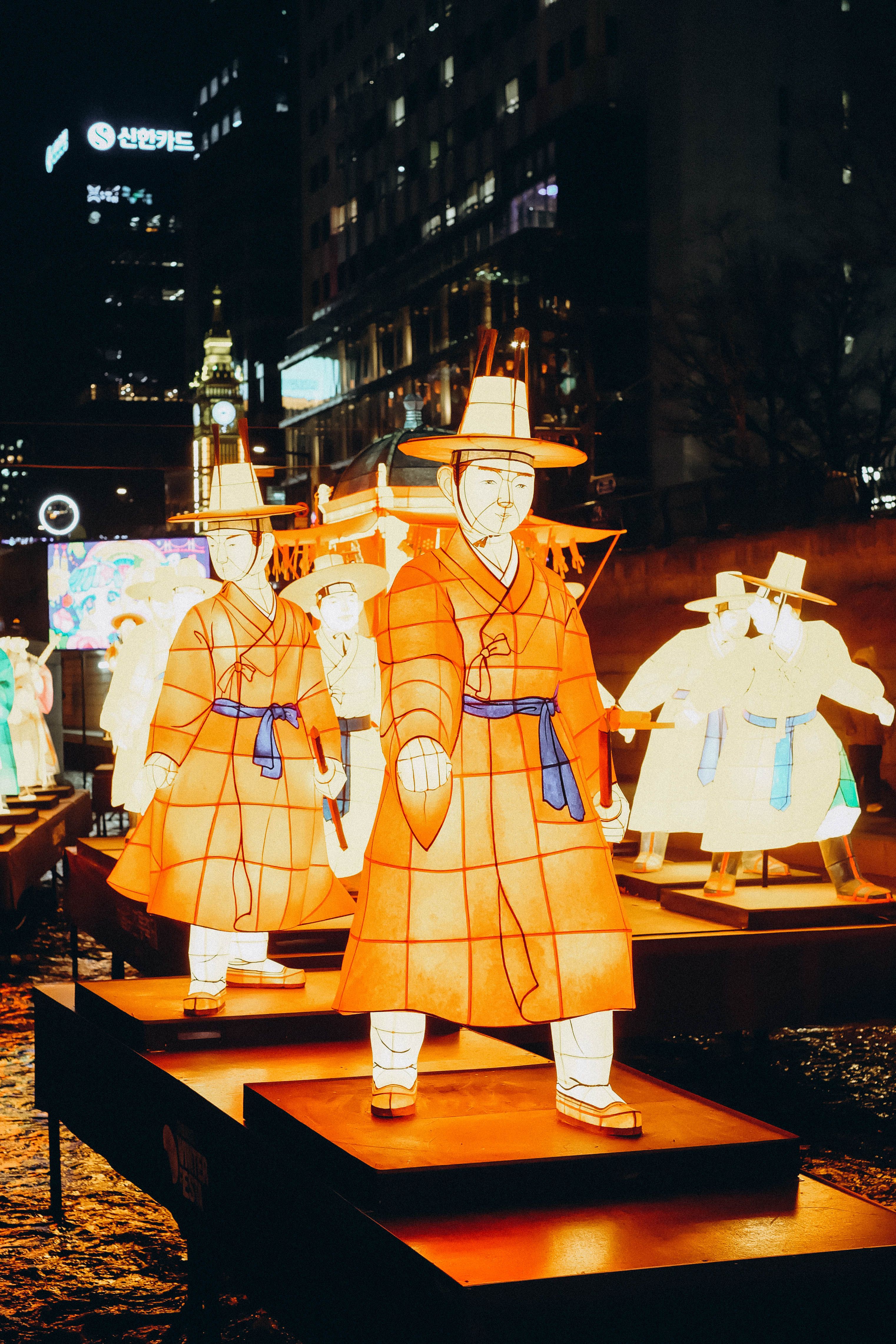 Instalasi lampion malam yang menggambarkan keindahan festival budaya Korea