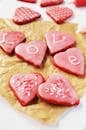 心形饼干美味可口，点缀着粉色糖衣和糖屑