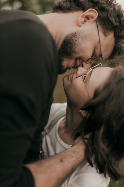 Free A heartwarming embrace between a father and daughter enjoying a tender moment outdoors. Stock Photo