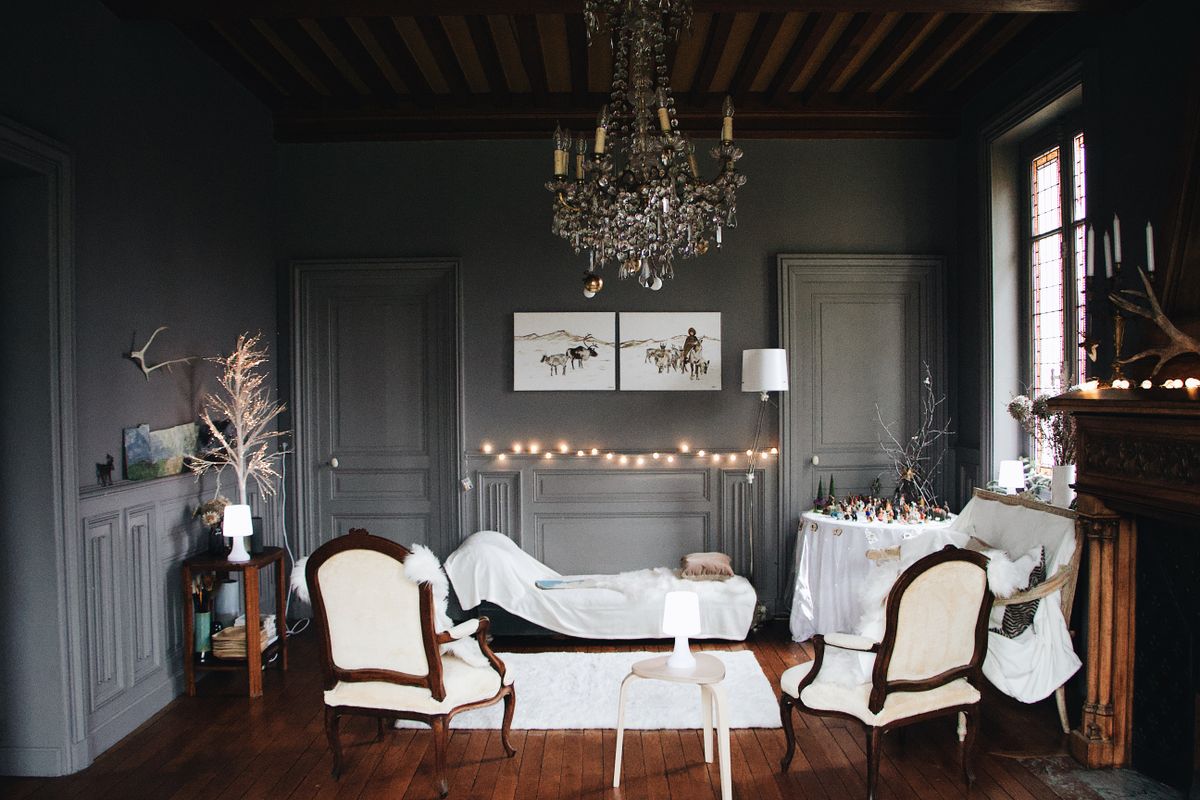 Salon chaleureux et apaisant avec décoration murale, ambiance sérénité idéale pour un cadeau de départ à la retraite