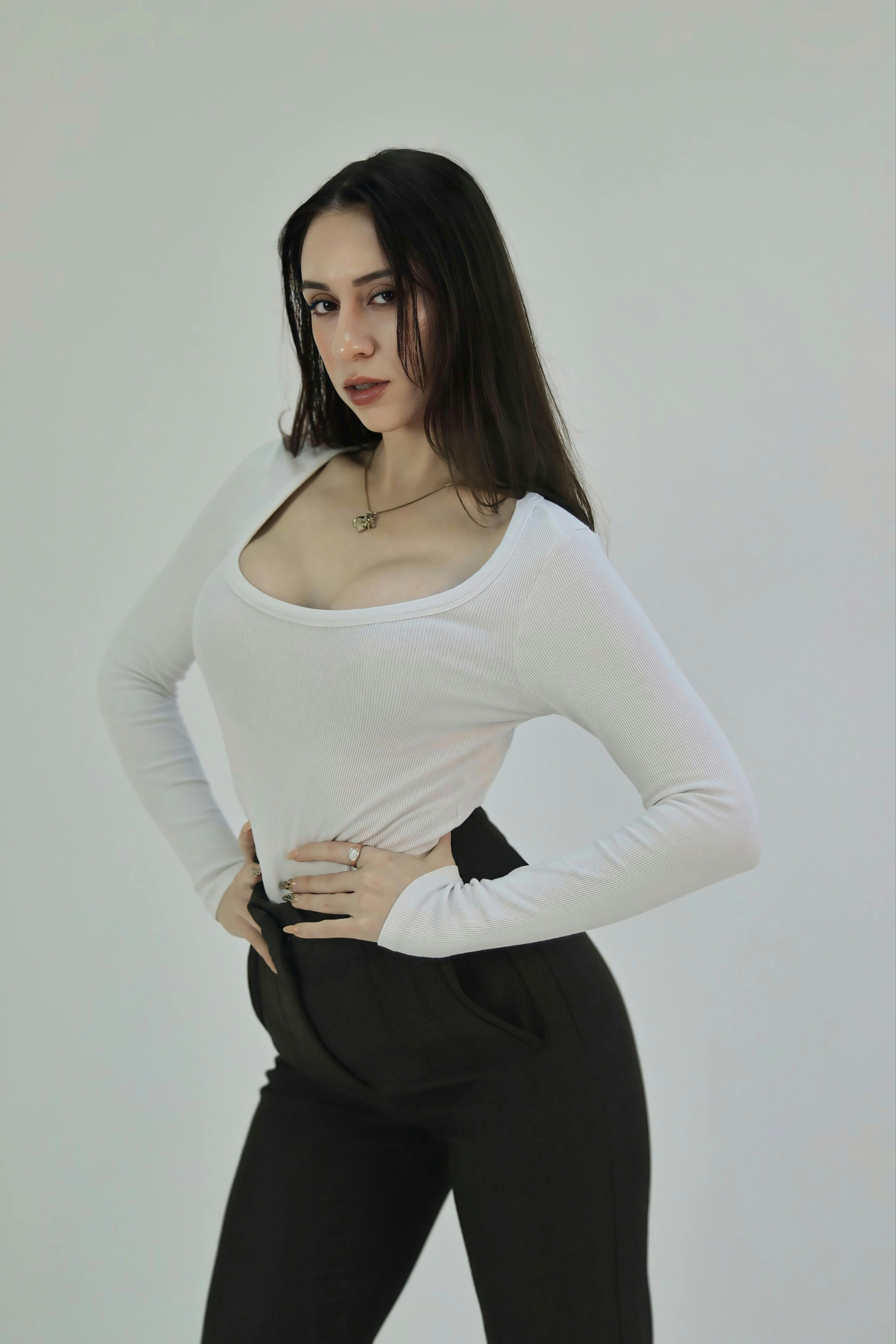 bezplatná Základová fotografie zdarma na téma #krytý, bílá košile, černé kalhoty Základová fotografie