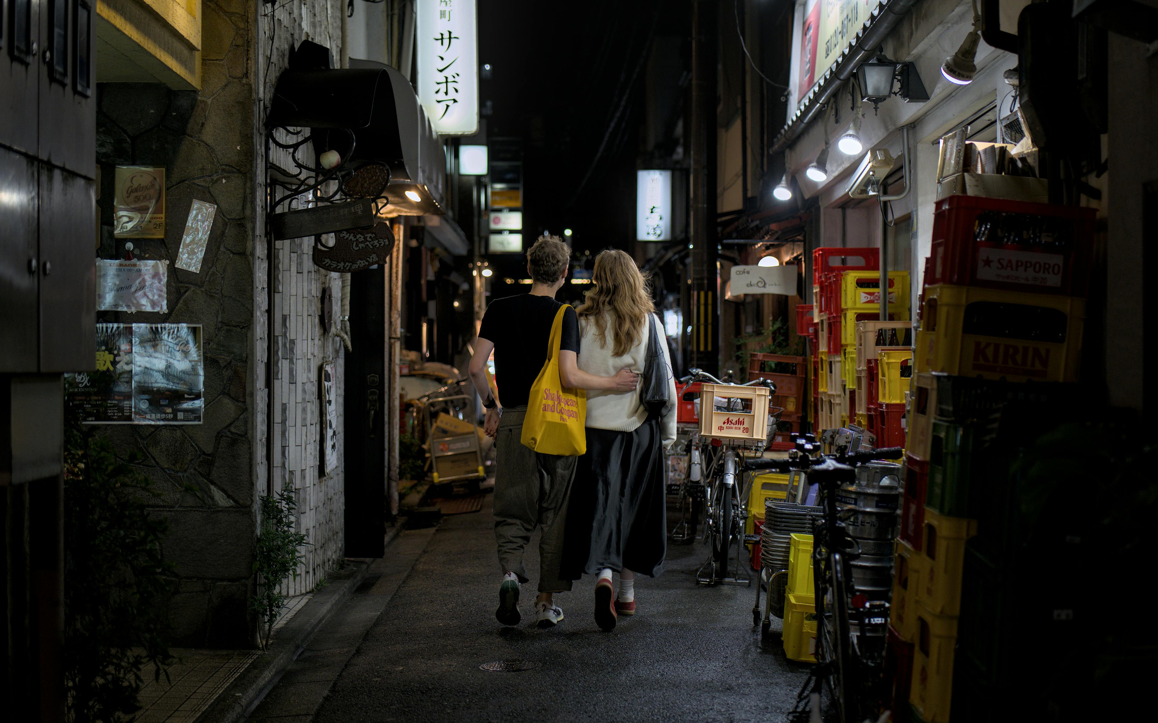 Cum explorezi orașele după apus ca un local