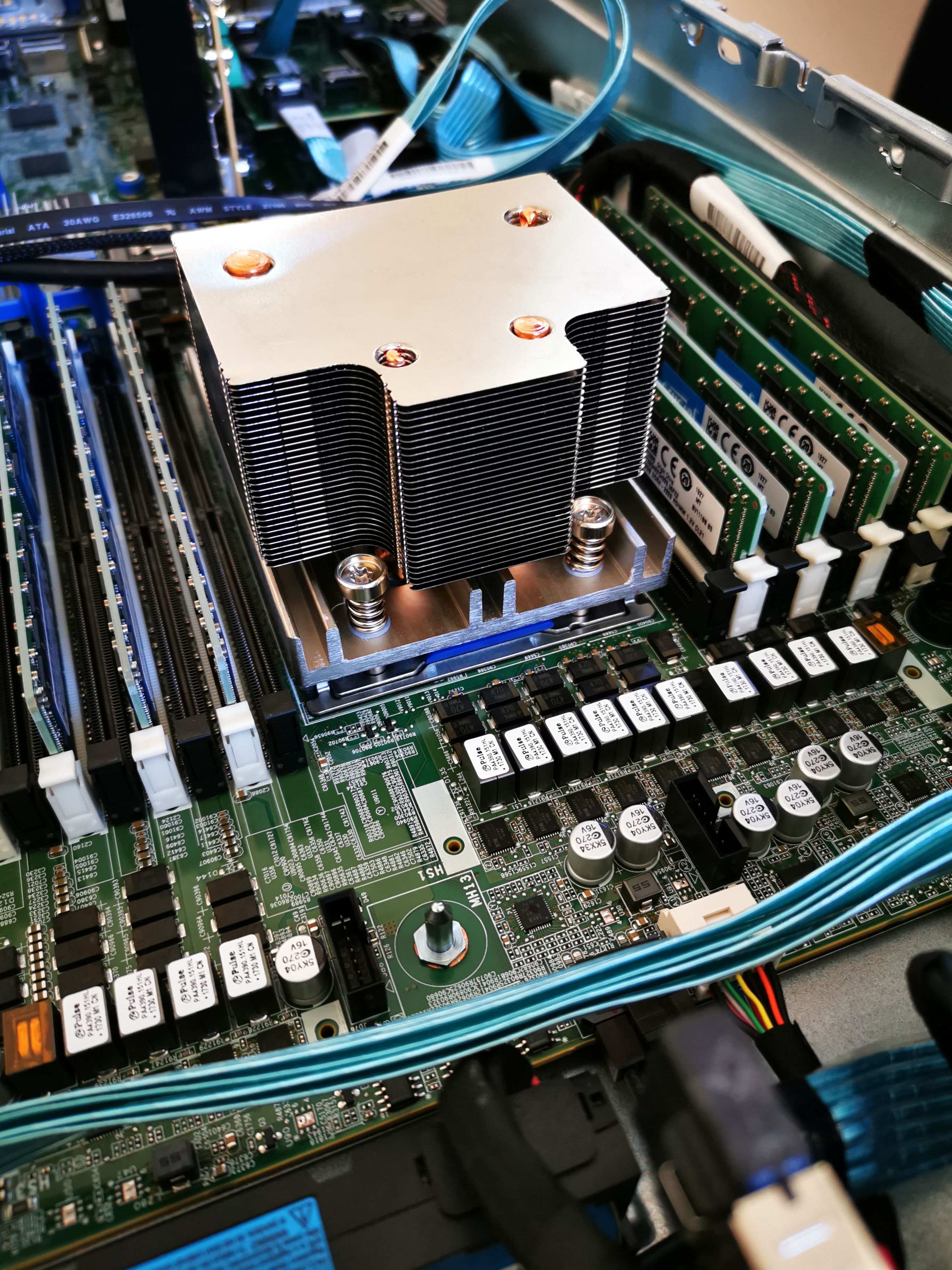 Visualisasi pusat data AI modern dengan rak server GPU berkinerja tinggi