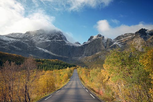 Leere Straße über Berge