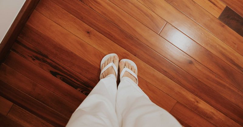 Pourquoi choisir des plinthes en bois blanc pour un salon élégant et durable