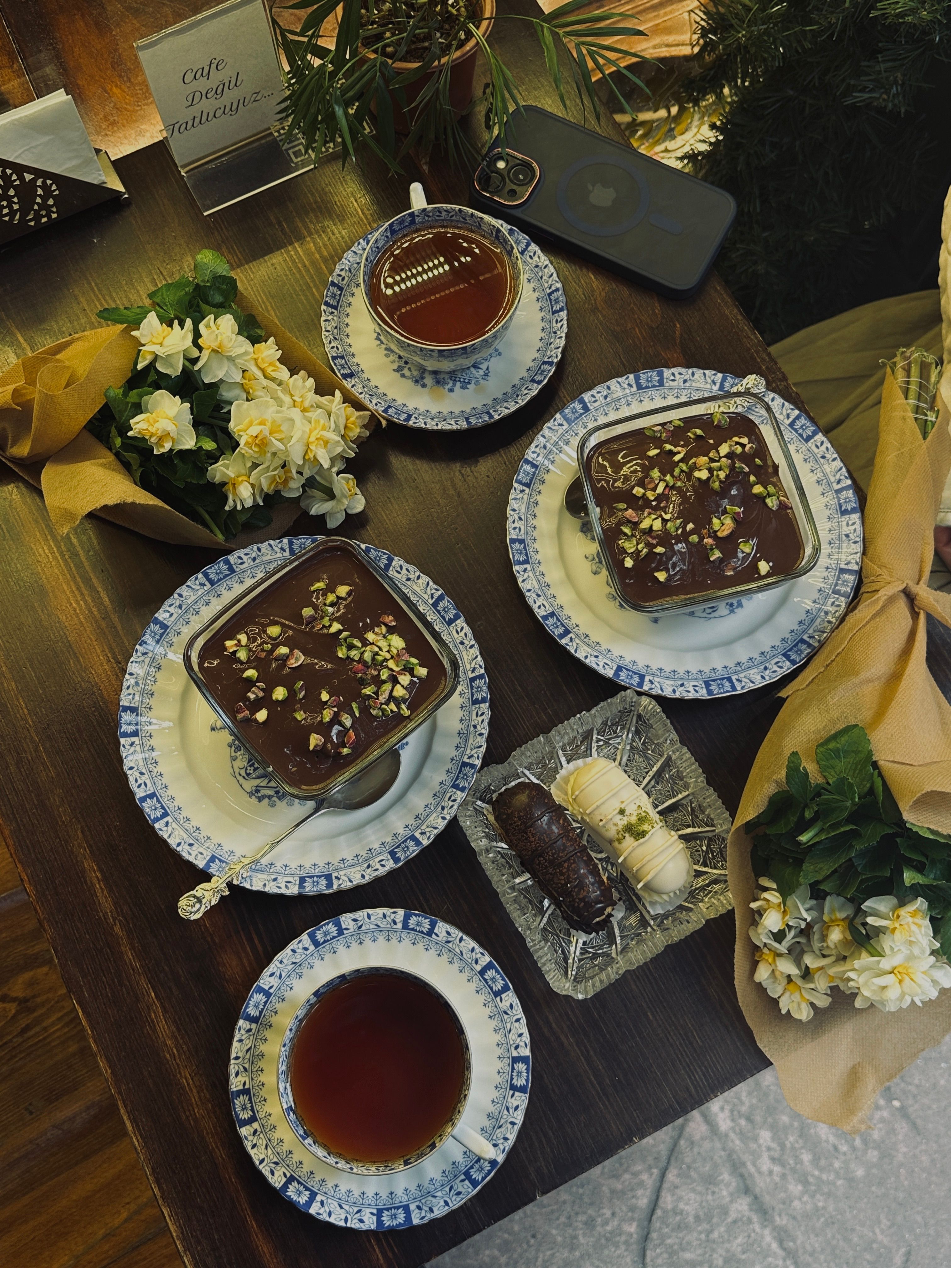 カラフルなスイーツが並ぶカフェ