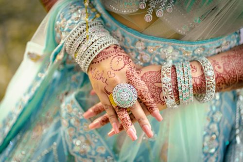 Free Close-up of bridal hands adorned with intricate mehndi and jewelry, showcasing vibrant cultural elegance. Stock Photo