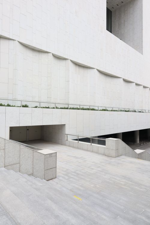 Free Urban minimalist white building exterior showcasing modern architectural design and clean lines. Stock Photo