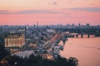 黄昏时分，基辅的城市景观展现出美丽景色，海滨与热闹的天际线是其特色